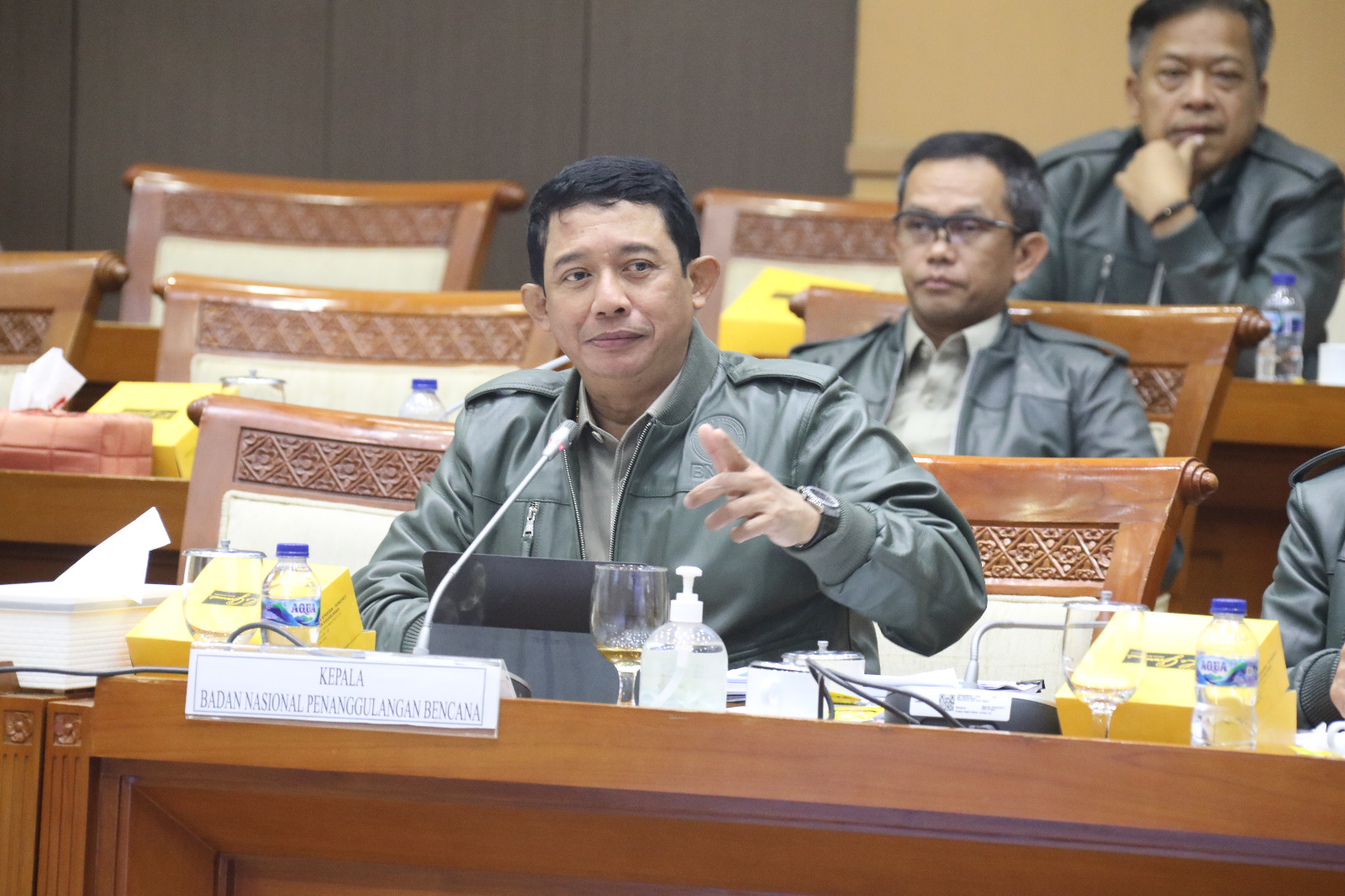 Kepala Badan Nasional Penanggulangan Bencana (BNPB) Letjen TNI Suharyanto saat memberikan paparan pada rapat kerja dengan Komisi VIII DPR RI di Gedung Nusantata II, Jakarta Pusat, Jakarta pada Senin (4/9).
